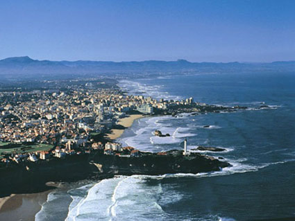 click here to see pictures of Biarritz - view over the Phare, the Grande Plage up to the Pyrenees